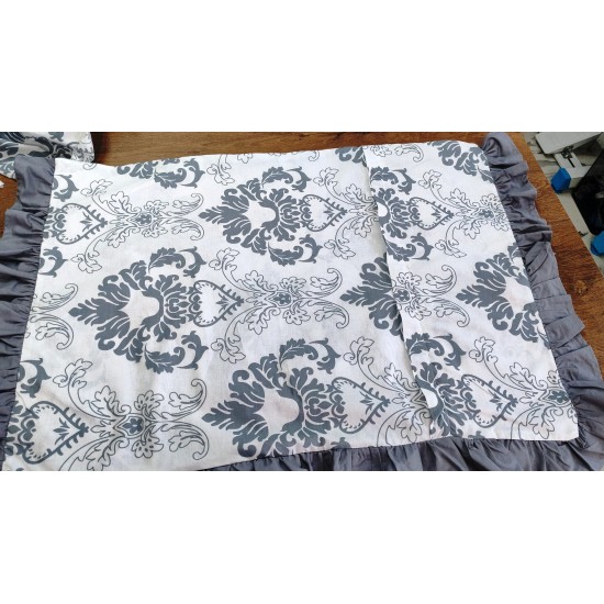Lenjerie de pat   LUXURY   pentru 2 persoane ,  bumbac premium , model alb gri , cu 4 fete de perna cu volanase -ambalata in cutie eleganta 