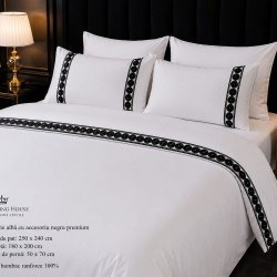 Lenjerie de Pat deluxe  Bumbac Ranforce., 250 x 240 cm,  50X70,  180 X 200,  4 piese Alb uni cu accesoriu negru premium 